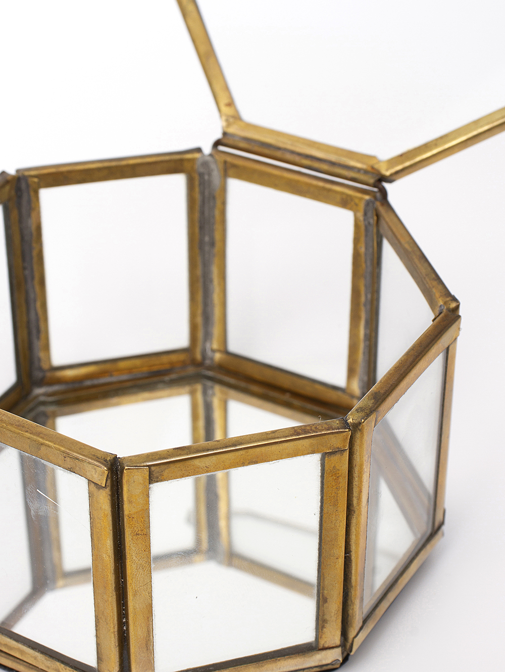 Caja de vidrio y metal dorado-CAJA GIA BRASS-Tiendas Landmark-1 (1).jpg image number null