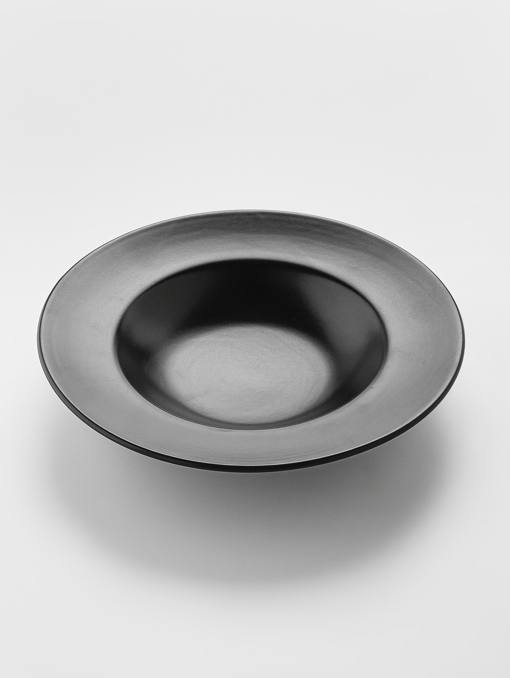 PLATO DE PASTA TIMELESS NEGRO image number null