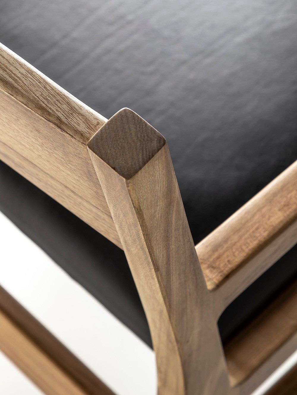 Sillon de madera con asiento tapizado-SUD PETIRIBI CUERO NEGRO-Landmark-03.jpg image number null