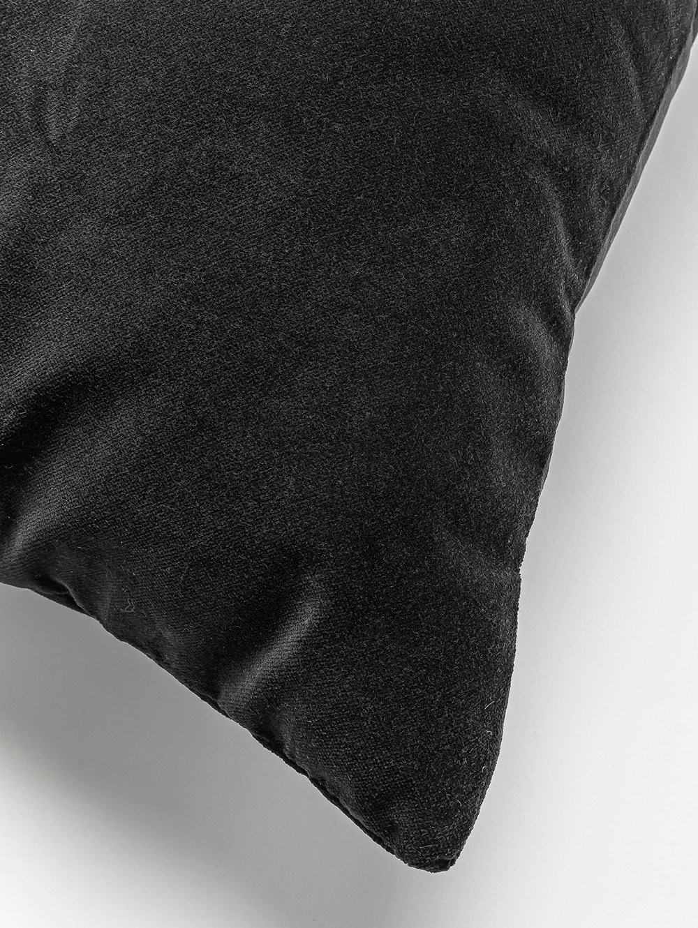 almohadon para sillon-ALMOHADON VELVET BLACK 45 X 45-FABRICA LANDMARK-3.jpg image number null