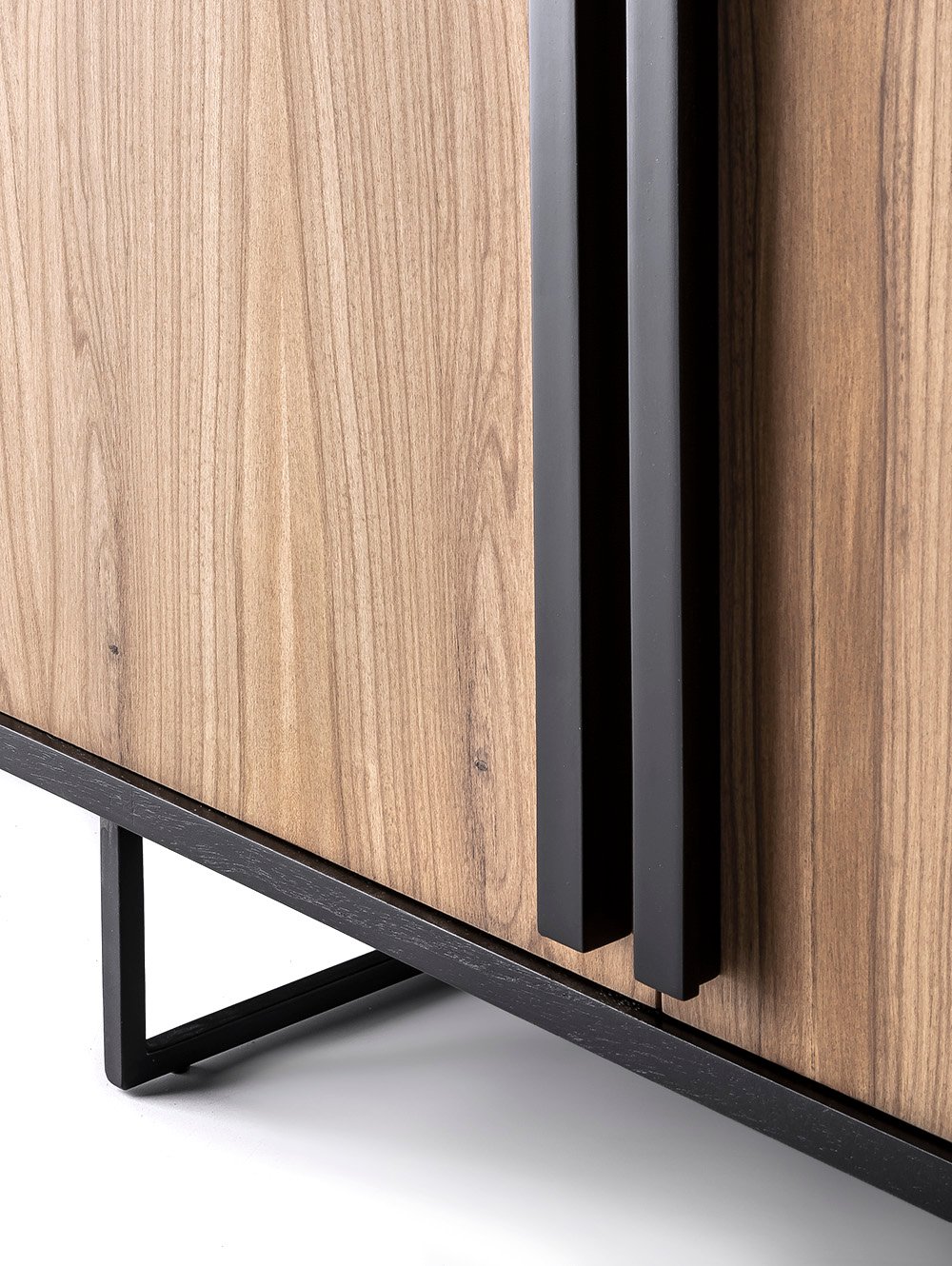 Vajillero bajo de madera y hierro-EMILY BLIND BLACK-Landmark-04.jpg image number null