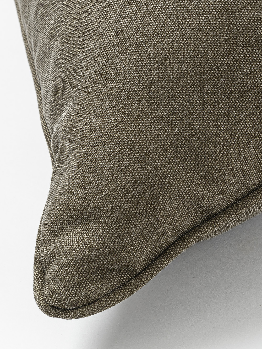 ALMOHADON ENVEJECIDO CON VIVO CANELA 50 X 50 image number null