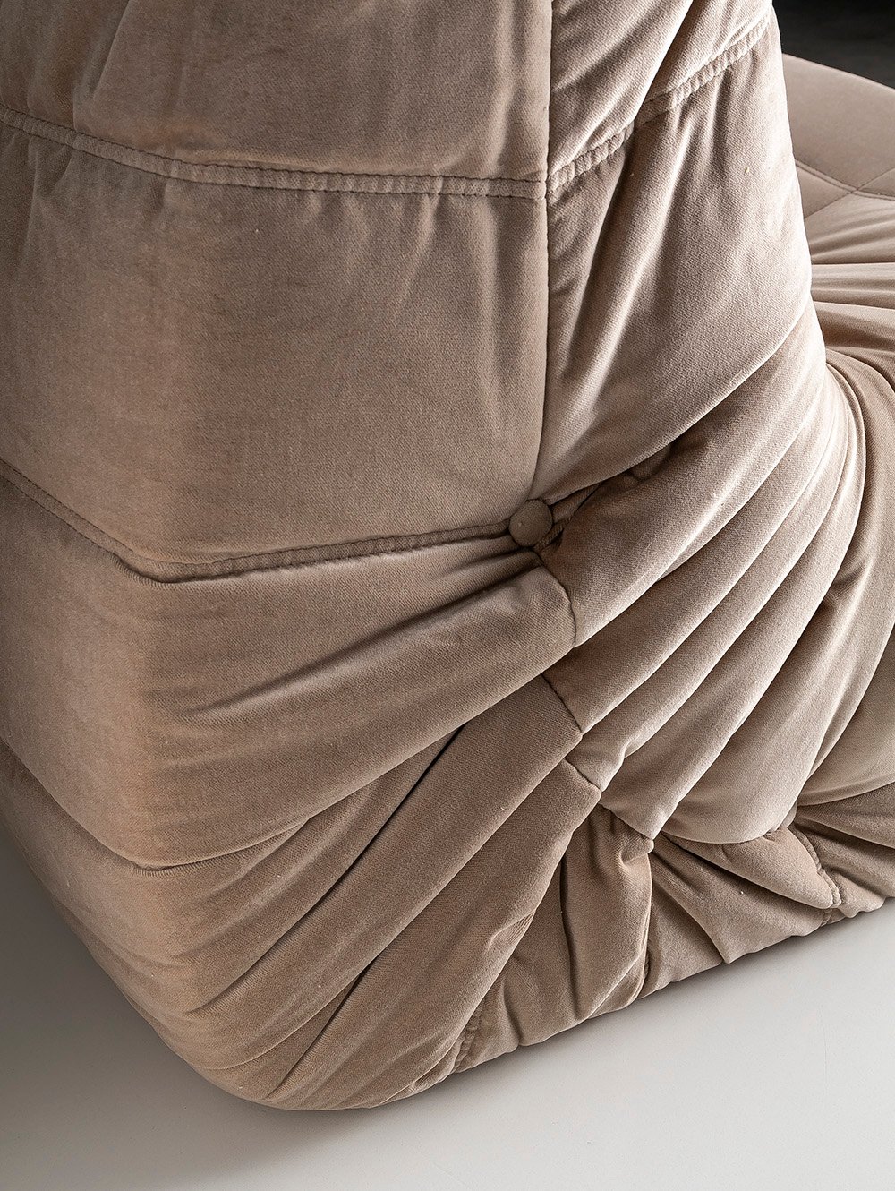 Sillon de pana beige-TOGO PANA CRUDO-Landmark-07.jpg image number null