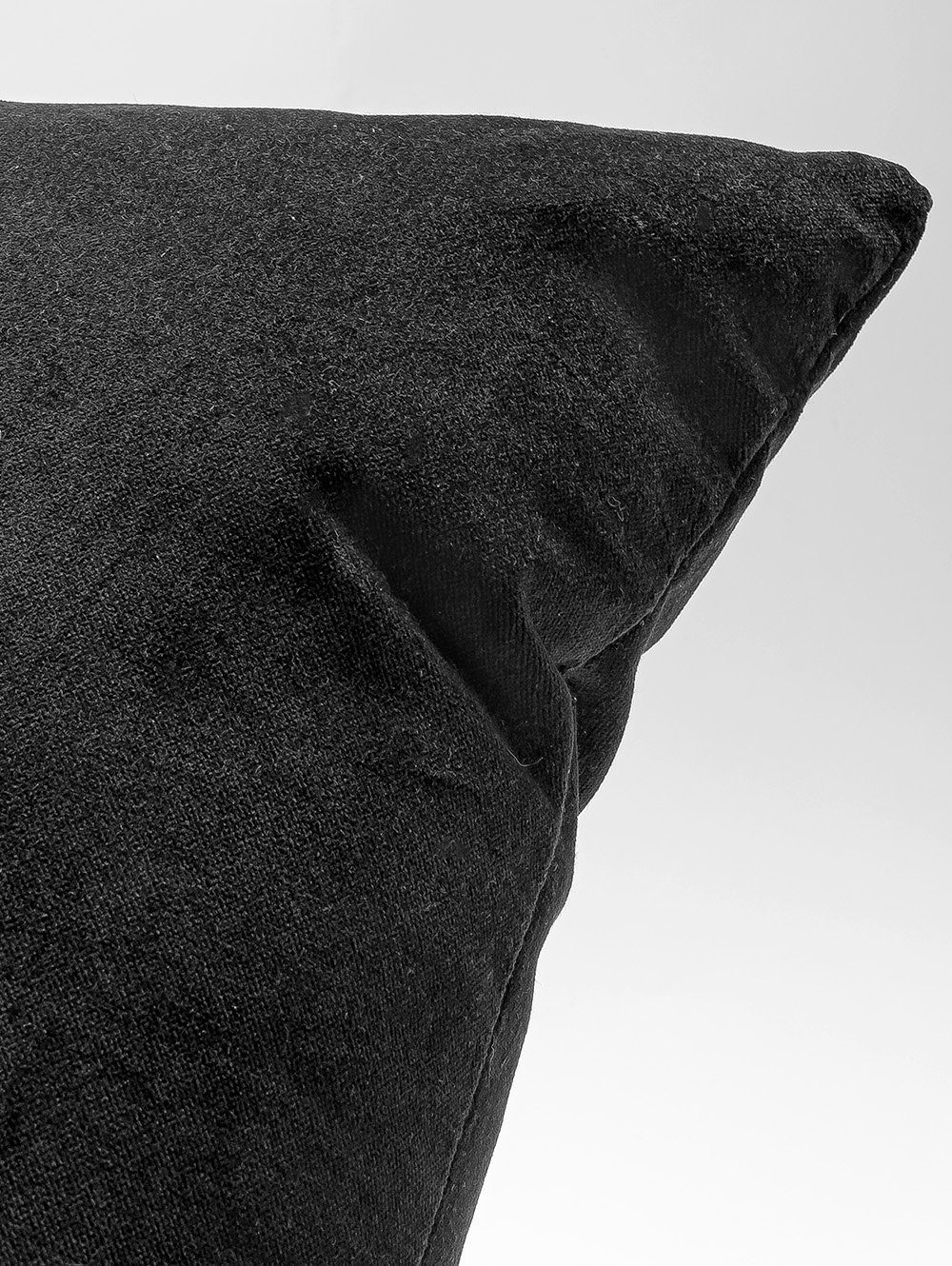 almohadon para sillon-ALMOHADON VELVET BLACK 45 X 45-FABRICA LANDMARK-4.jpg image number null